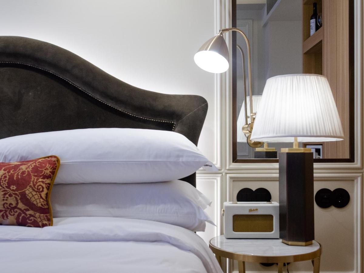 Browns Avenue Hotel Lisboa Εξωτερικό φωτογραφία A lamp on a bedside table