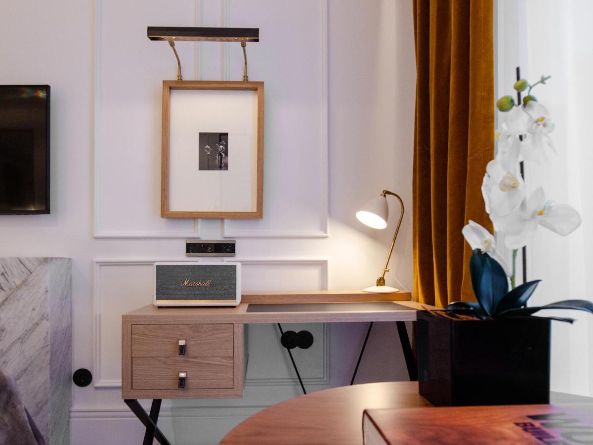 Browns Avenue Hotel Lisboa Εξωτερικό φωτογραφία A wall-mounted picture light