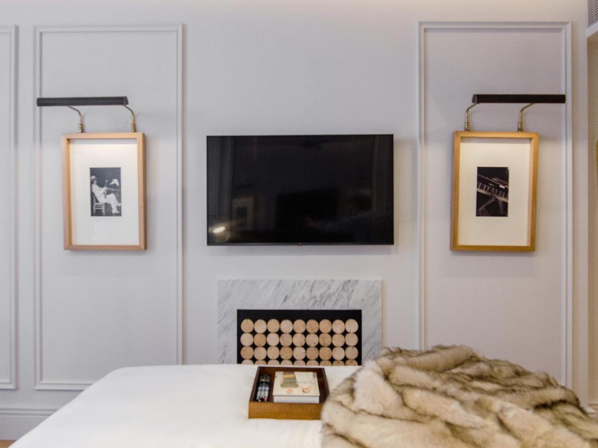 Browns Avenue Hotel Lisboa Εξωτερικό φωτογραφία A television mounted on a wall