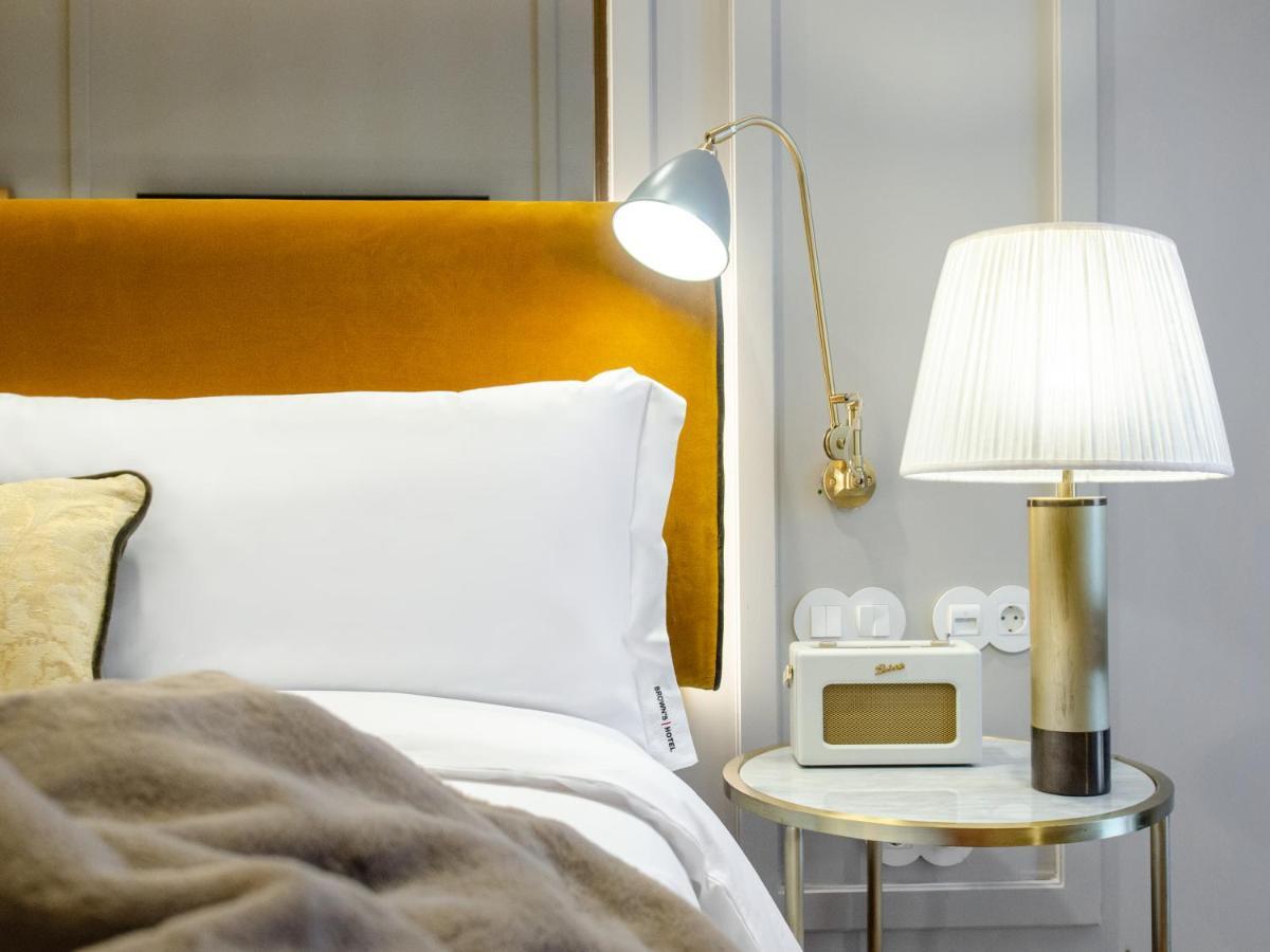 Browns Avenue Hotel Lisboa Εξωτερικό φωτογραφία A bedside table with a lamp and a radio