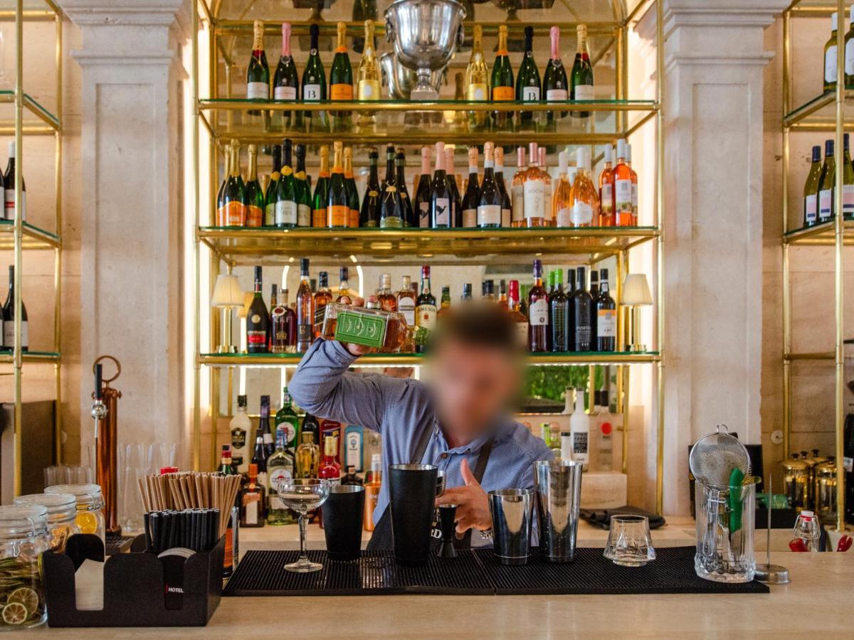 Browns Avenue Hotel Lisboa Εξωτερικό φωτογραφία A bartender at work