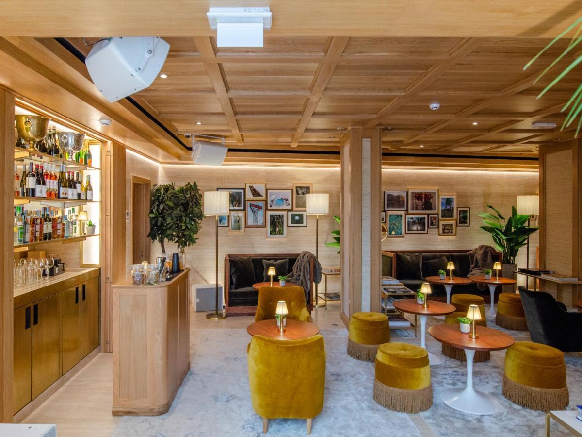 Browns Avenue Hotel Lisboa Εξωτερικό φωτογραφία The bar at the 100 Queen's Gate