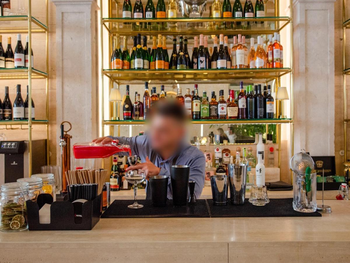 Browns Avenue Hotel Lisboa Εξωτερικό φωτογραφία A bartender at work