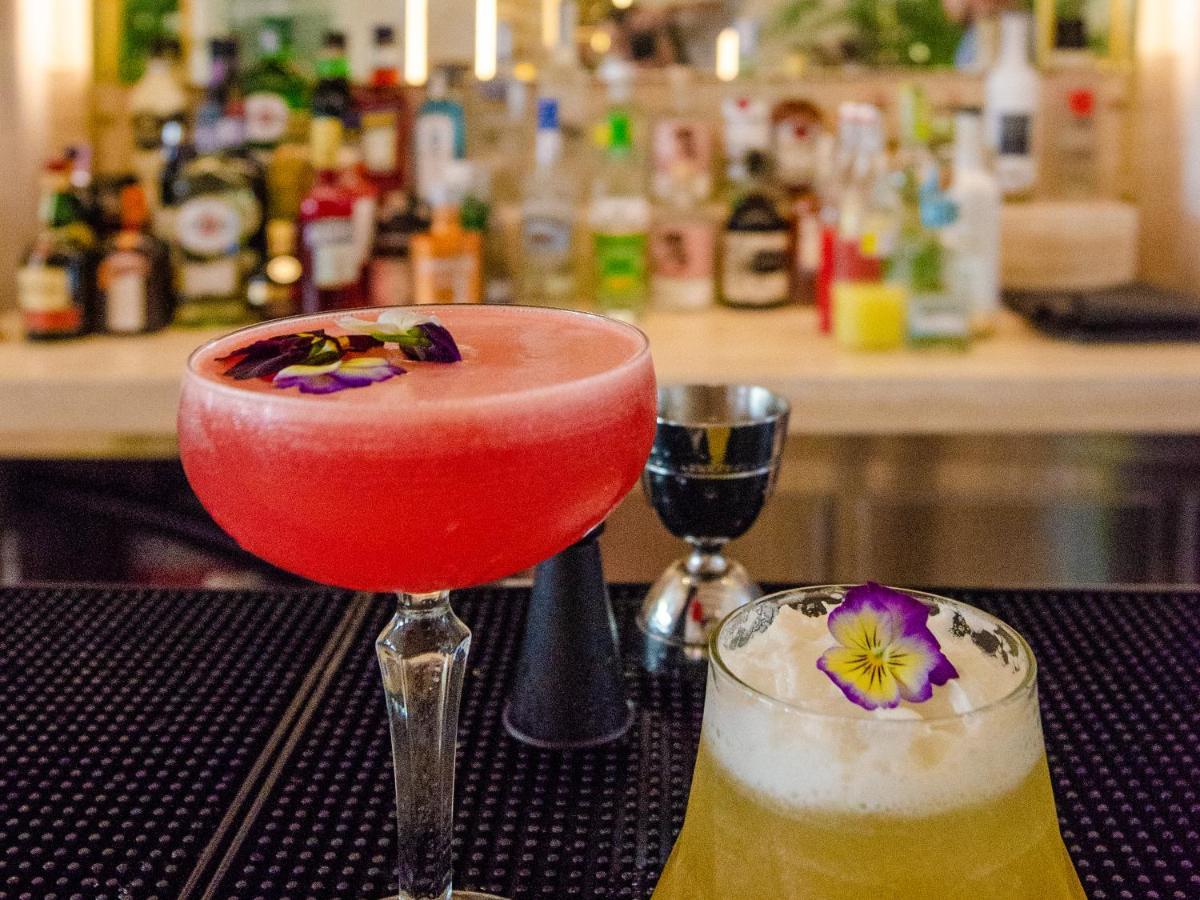 Browns Avenue Hotel Lisboa Εξωτερικό φωτογραφία A French 75 (right) and a Clover Club (left)