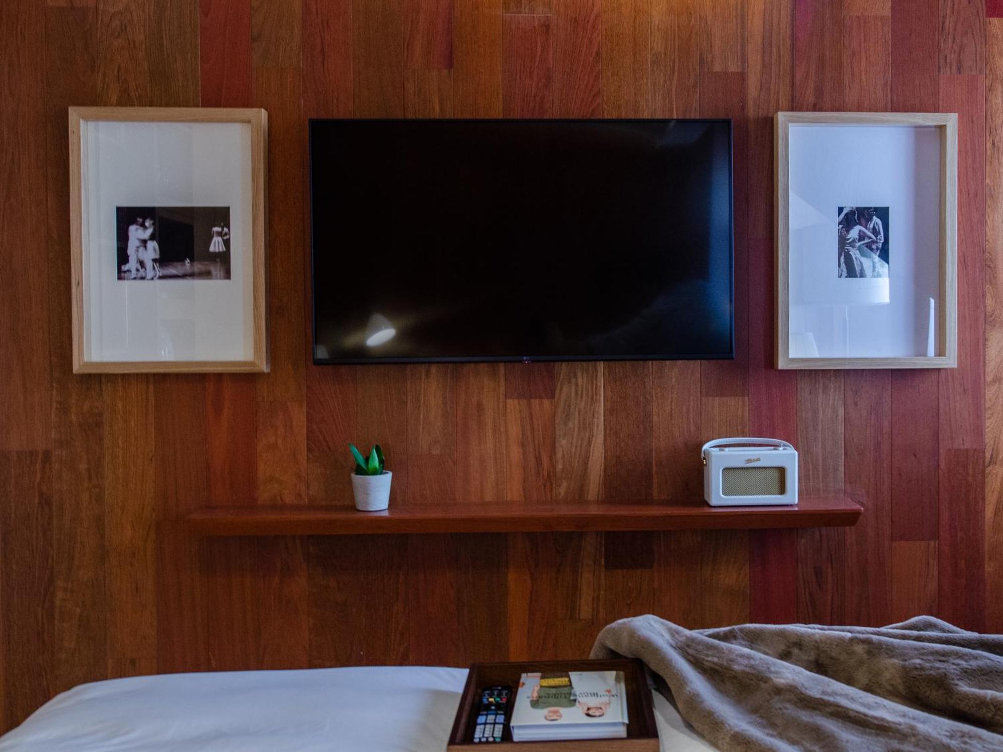 Browns Avenue Hotel Lisboa Δωμάτιο φωτογραφία A television set mounted on a wall